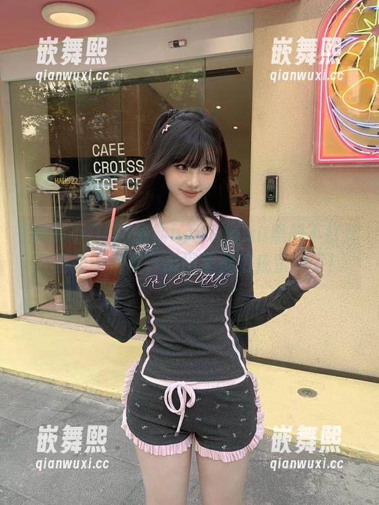 最新heiliao.su黑料不打烊，直播不停歇，瓜田里都忙成蜜蜂了！
