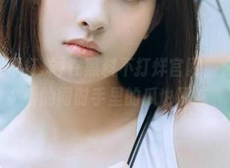 在黑料不打烊官网，在线观看的同时手里的瓜也不减