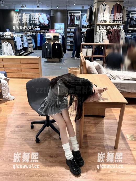 躲在角落里的“小黑料”，也能在“zztt49.ccm黑料不打烊”网站上大放异彩！
