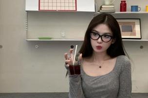 乍一登录“黑料社”，感觉自己被塞进了八卦的漩涡中。
