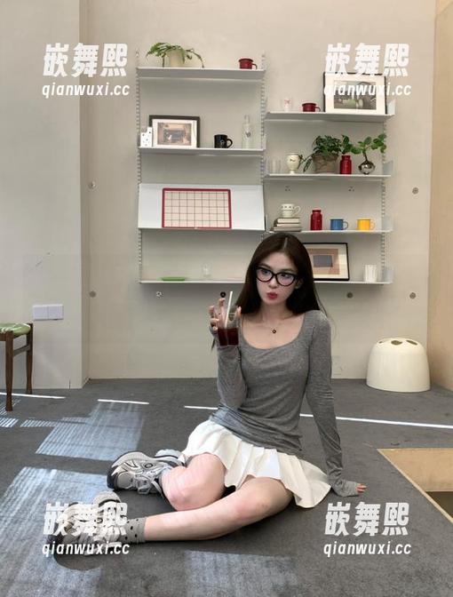 乍一登录“黑料社”,感觉自己被塞进了八卦的漩涡中。 乍一登录“黑料社”,感觉自己被塞进了八卦的漩涡中。